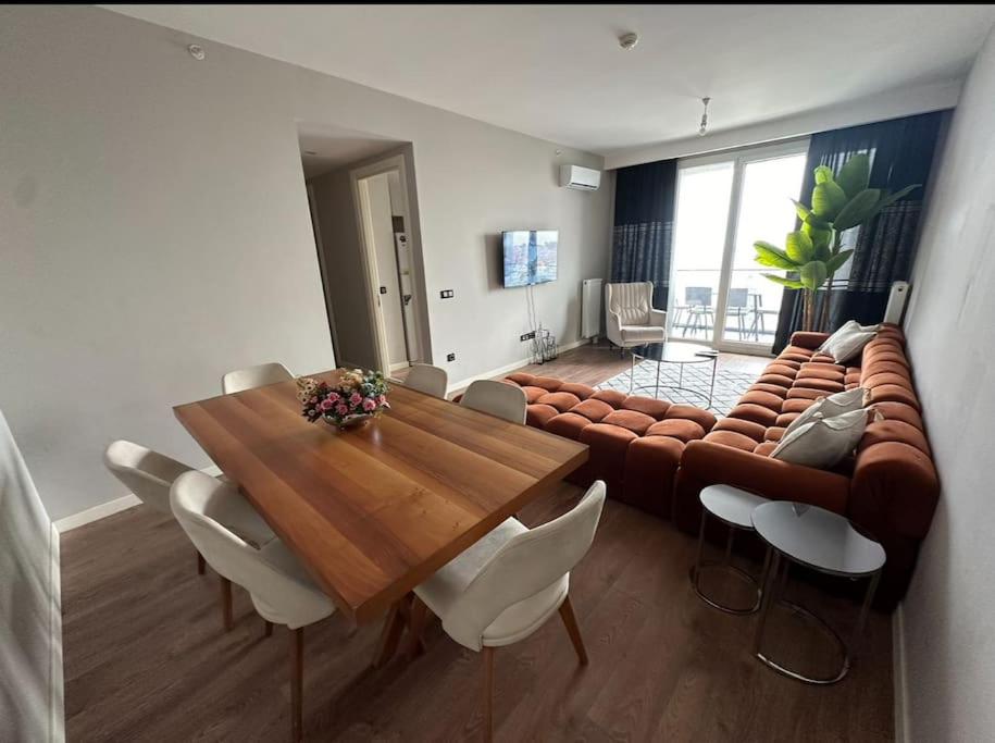 33 floor Cozy central with balcony gym pool
