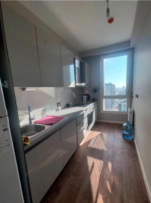 33 floor Cozy central with balcony gym pool