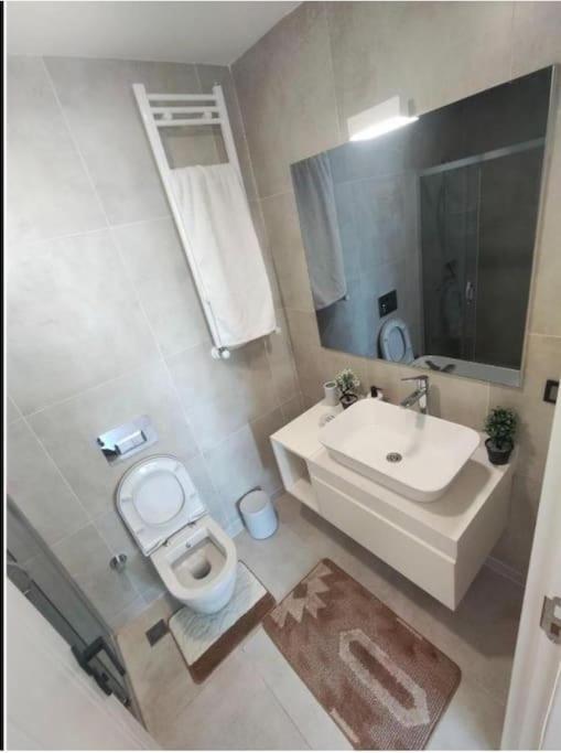 33 floor Cozy central with balcony gym pool