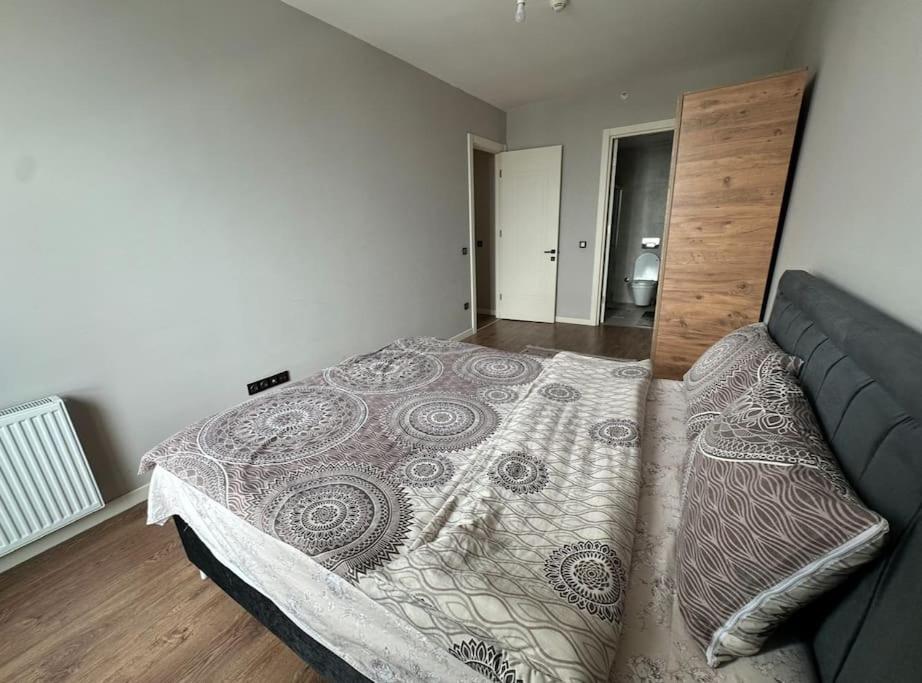 33 floor Cozy central with balcony gym pool