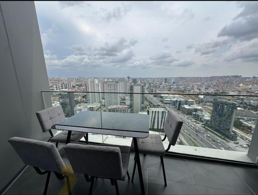 33 floor Cozy central with balcony gym pool