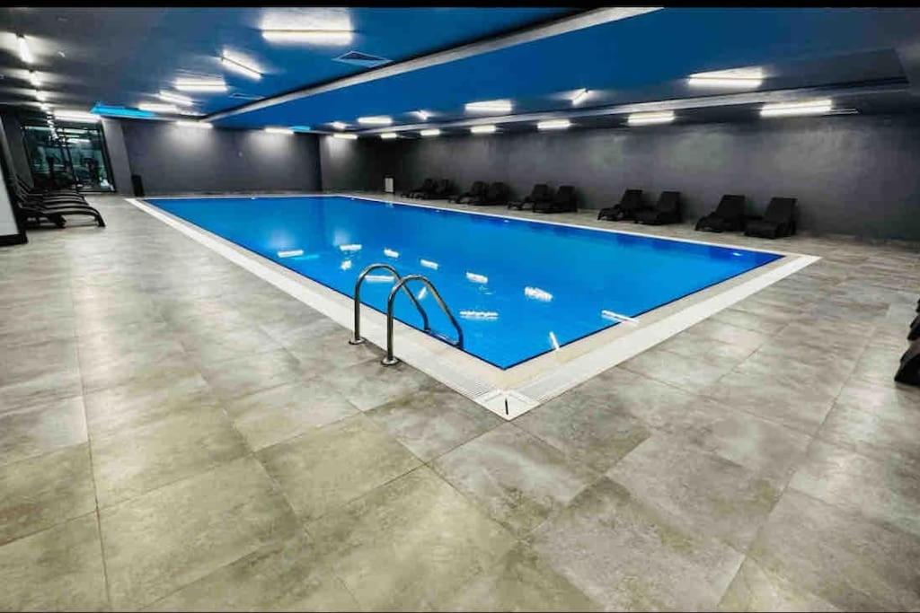 33 floor Cozy central with balcony gym pool