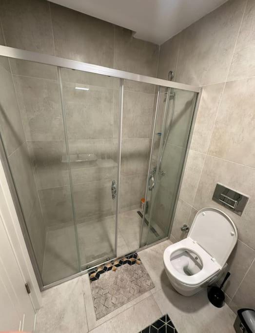 33 floor Cozy central with balcony gym pool