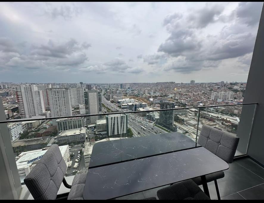 33 floor Cozy central with balcony gym pool