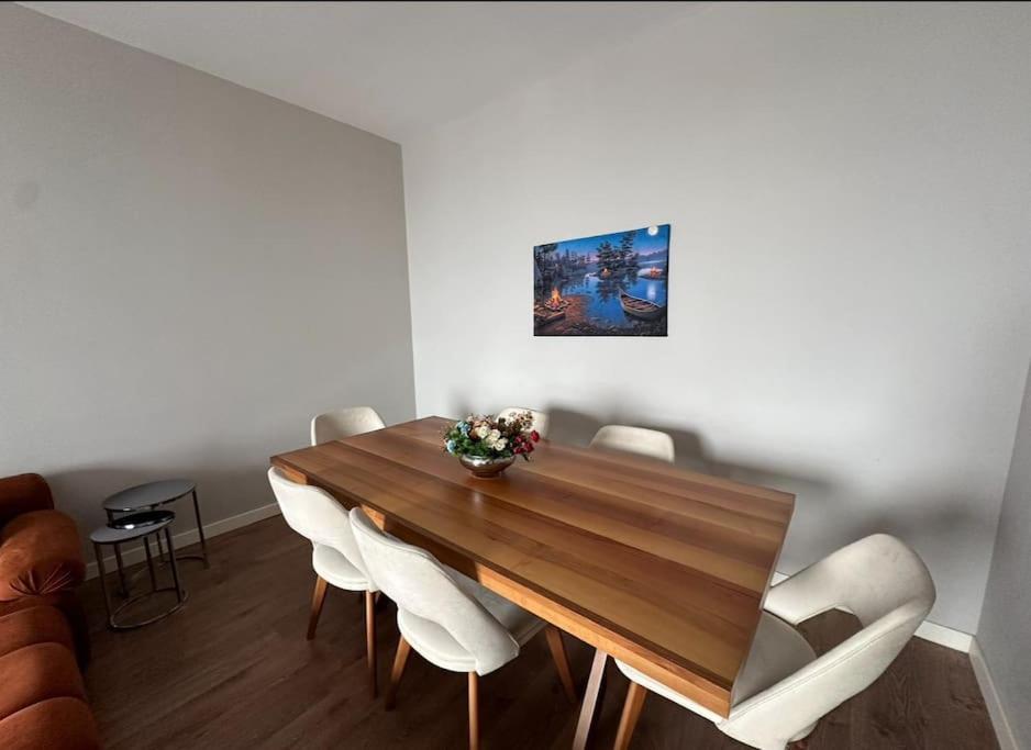 33 floor Cozy central with balcony gym pool