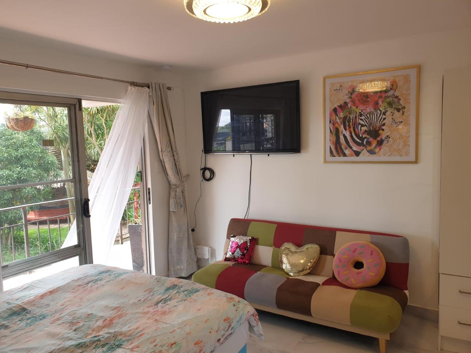Cute comfortable, quiet studio 11 with Carpark view 3