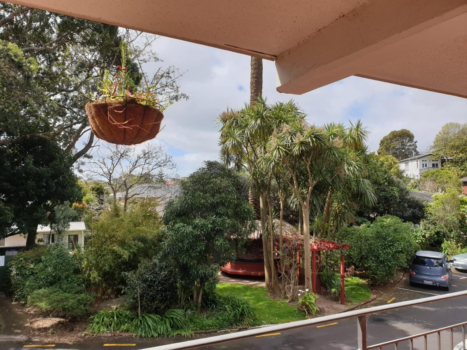 Cute comfortable, quiet studio 11 with Carpark view 4