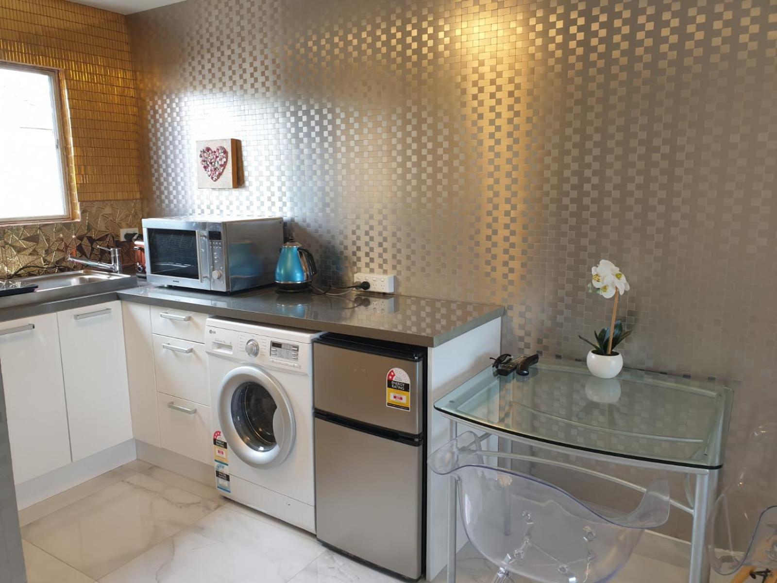 Cute comfortable, quiet studio 11 with Carpark view 5