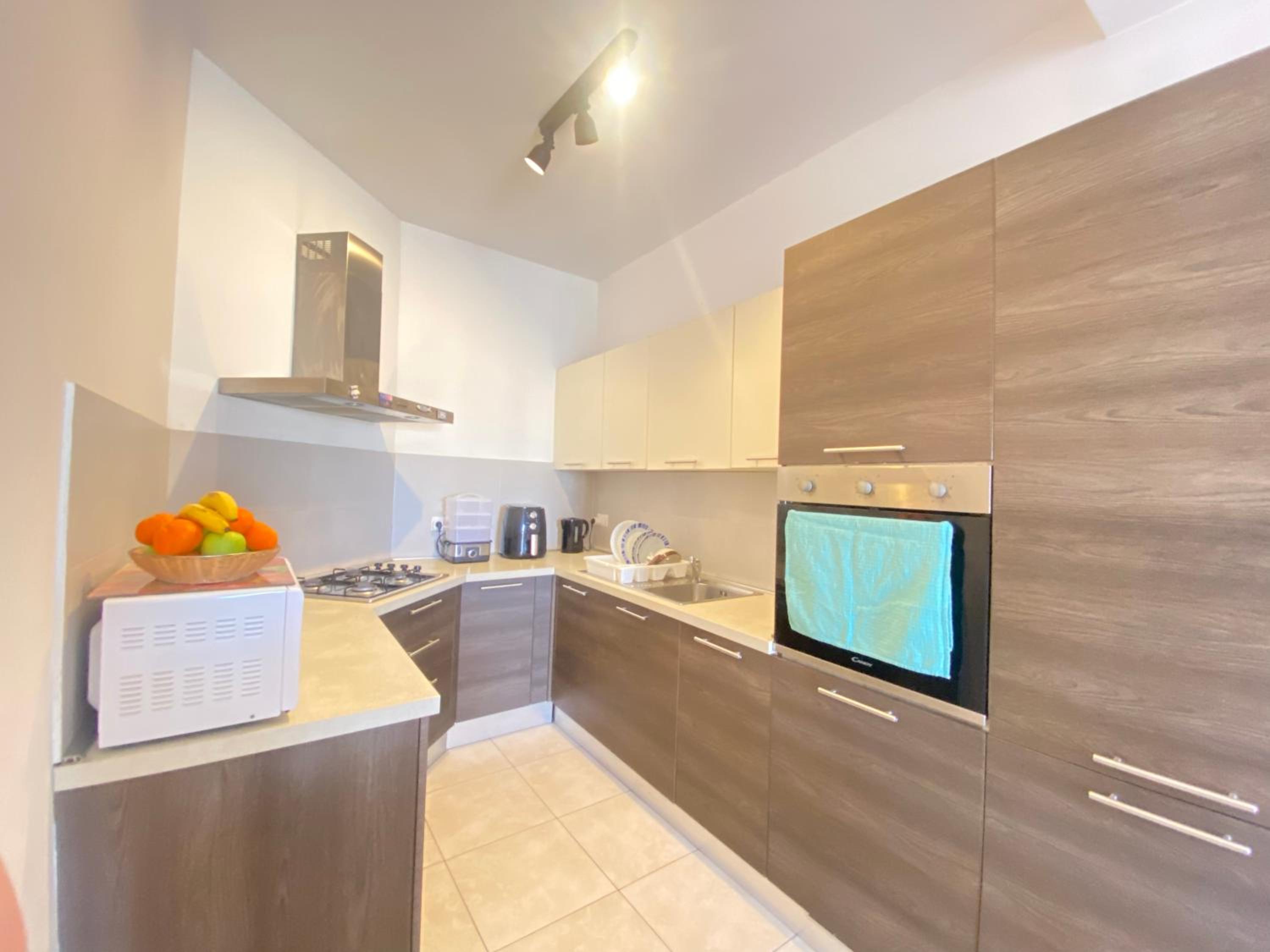 KING Double Bedroom ,Private bathroom ,Shared Apartment next to bus stop! Best for tourists! view 5