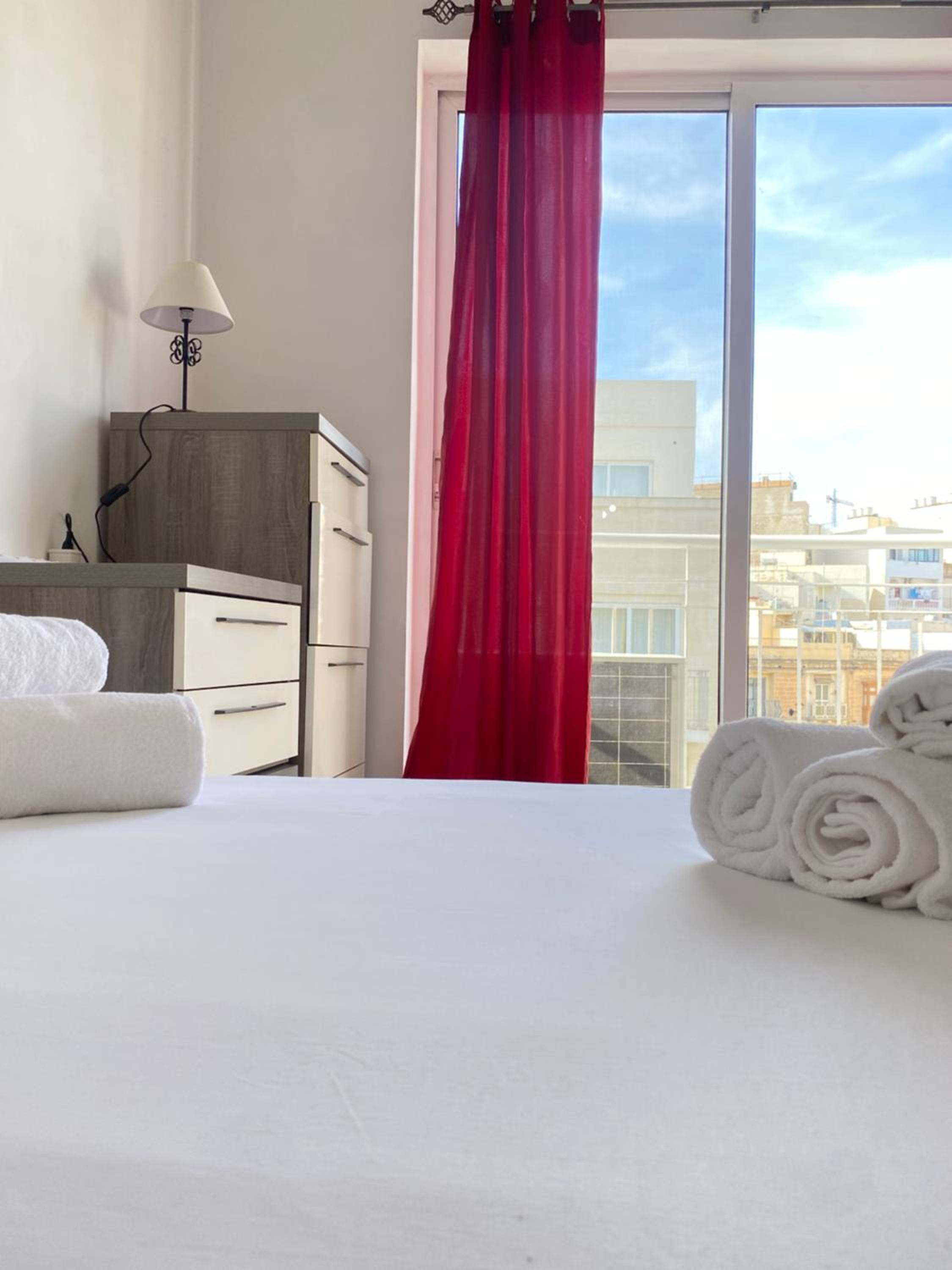 KING Double Bedroom ,Private bathroom ,Shared Apartment next to bus stop! Best for tourists! view 4
