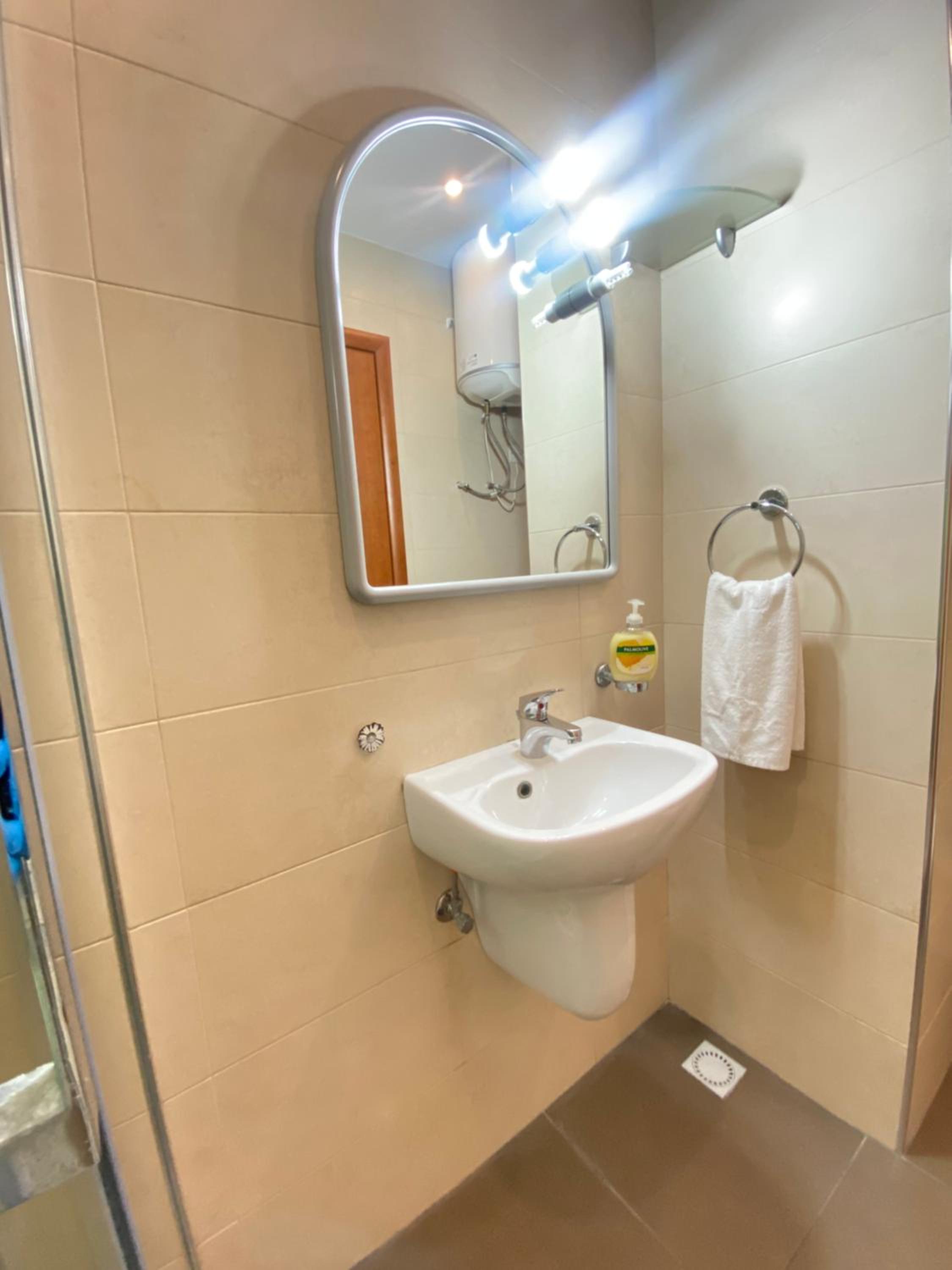 KING Double Bedroom ,Private bathroom ,Shared Apartment next to bus stop! Best for tourists! view 3
