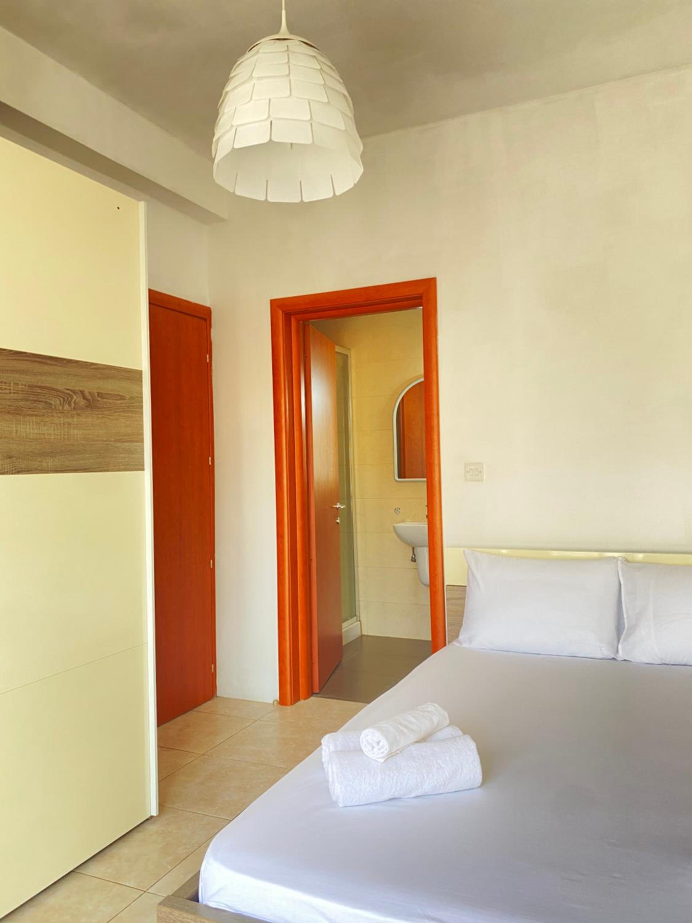 KING Double Bedroom ,Private bathroom ,Shared Apartment next to bus stop! Best for tourists! view 2