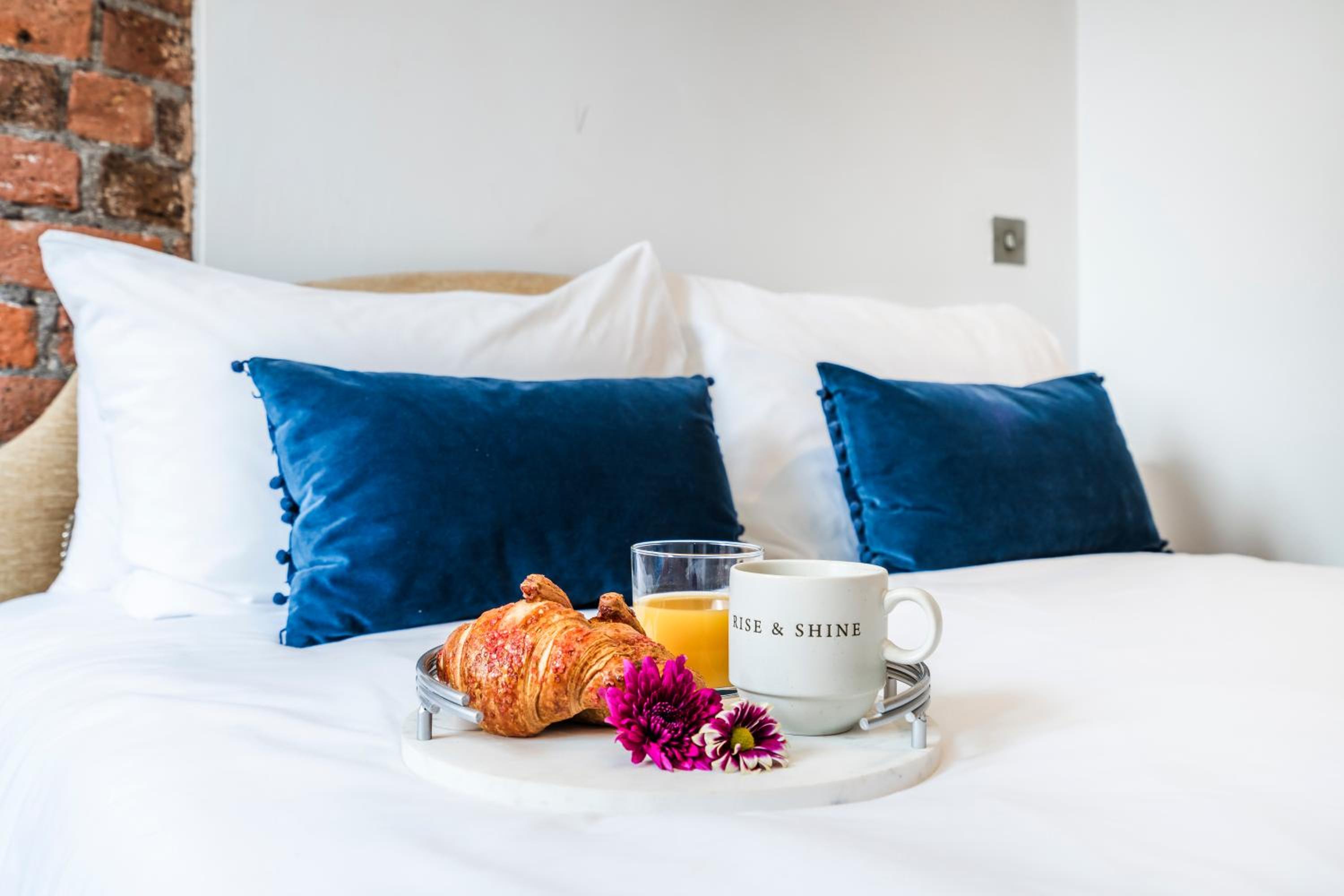Spacious 2-Bed Apartment in Liverpool Cavern Quarter - Minutes from Bars and Live Music by Garudy Serviced Apartments