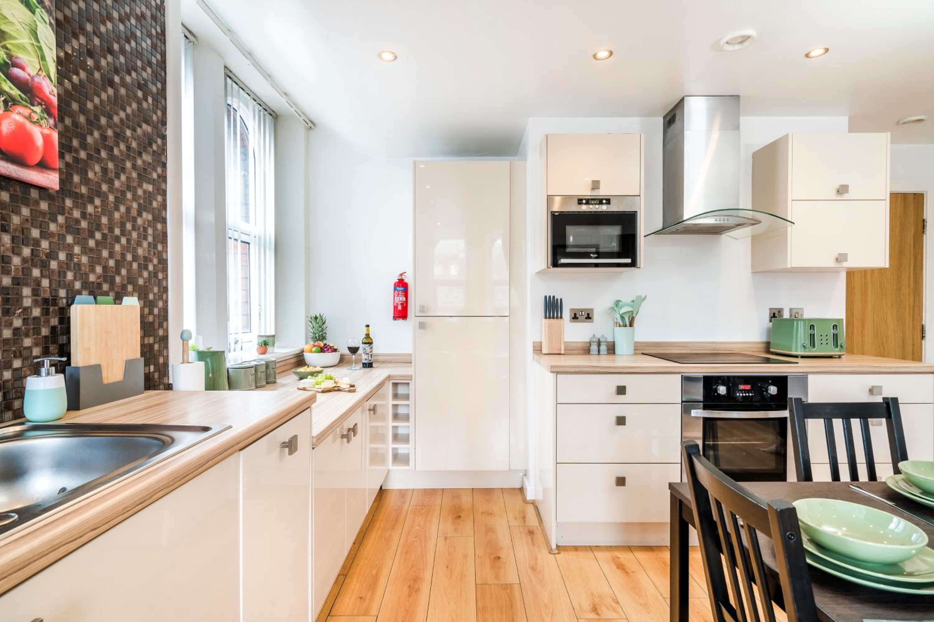 Spacious 2-Bed Apartment in Liverpool Cavern Quarter - Minutes from Bars and Live Music by Garudy Serviced Apartments