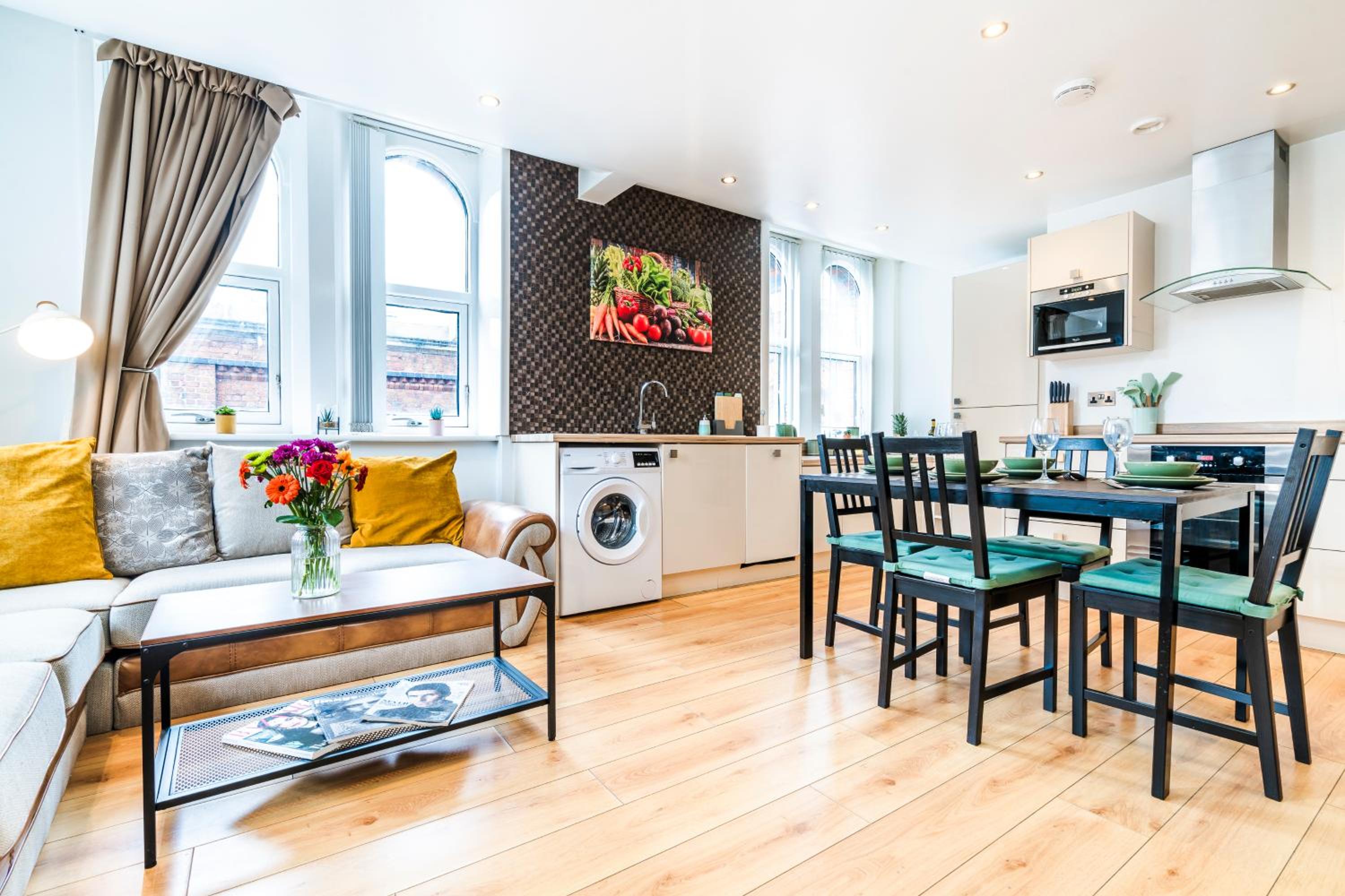 Spacious 2-Bed Apartment in Liverpool Cavern Quarter - Minutes from Bars and Live Music by Garudy Serviced Apartments