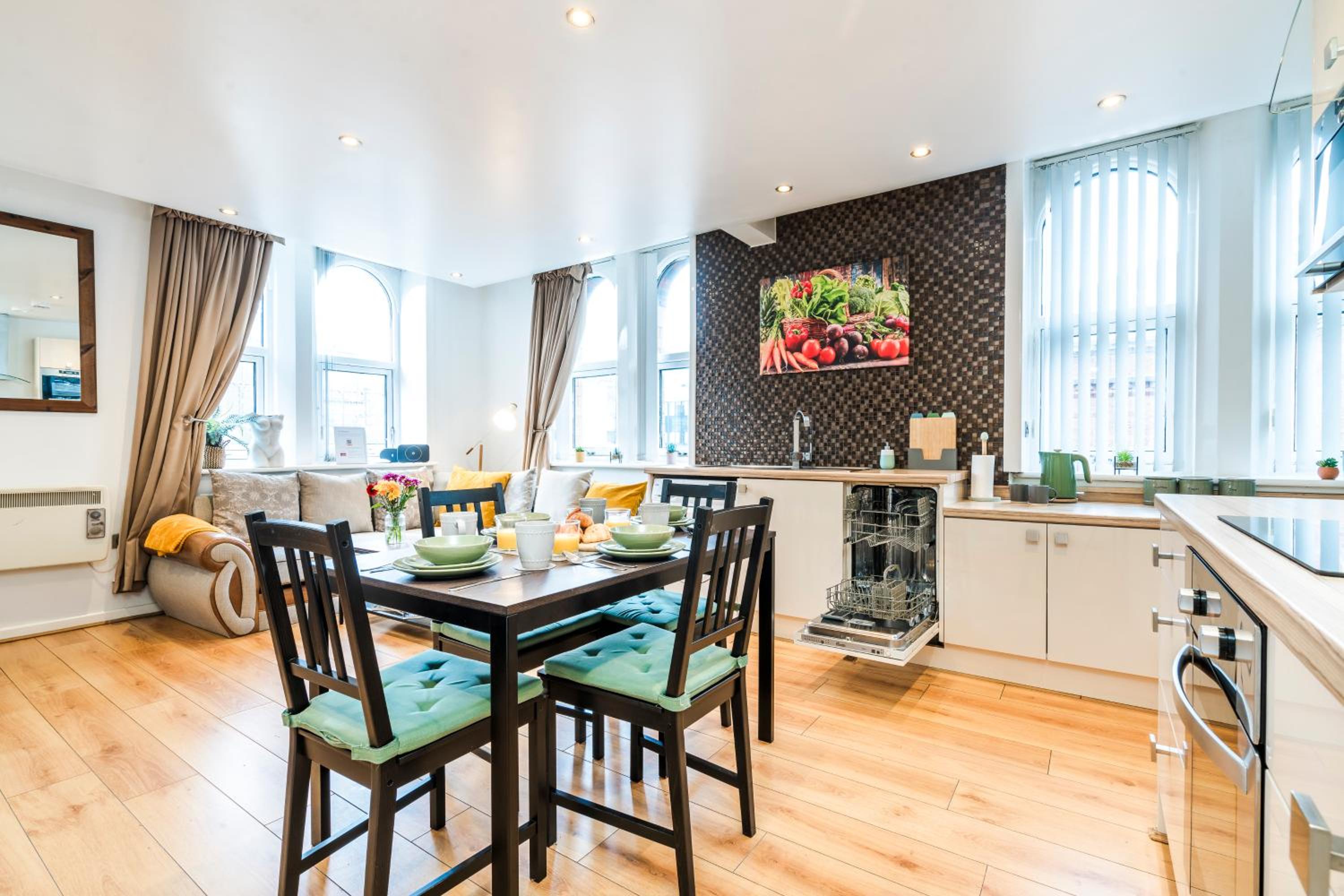 Spacious 2-Bed Apartment in Liverpool Cavern Quarter - Minutes from Bars and Live Music by Garudy Serviced Apartments