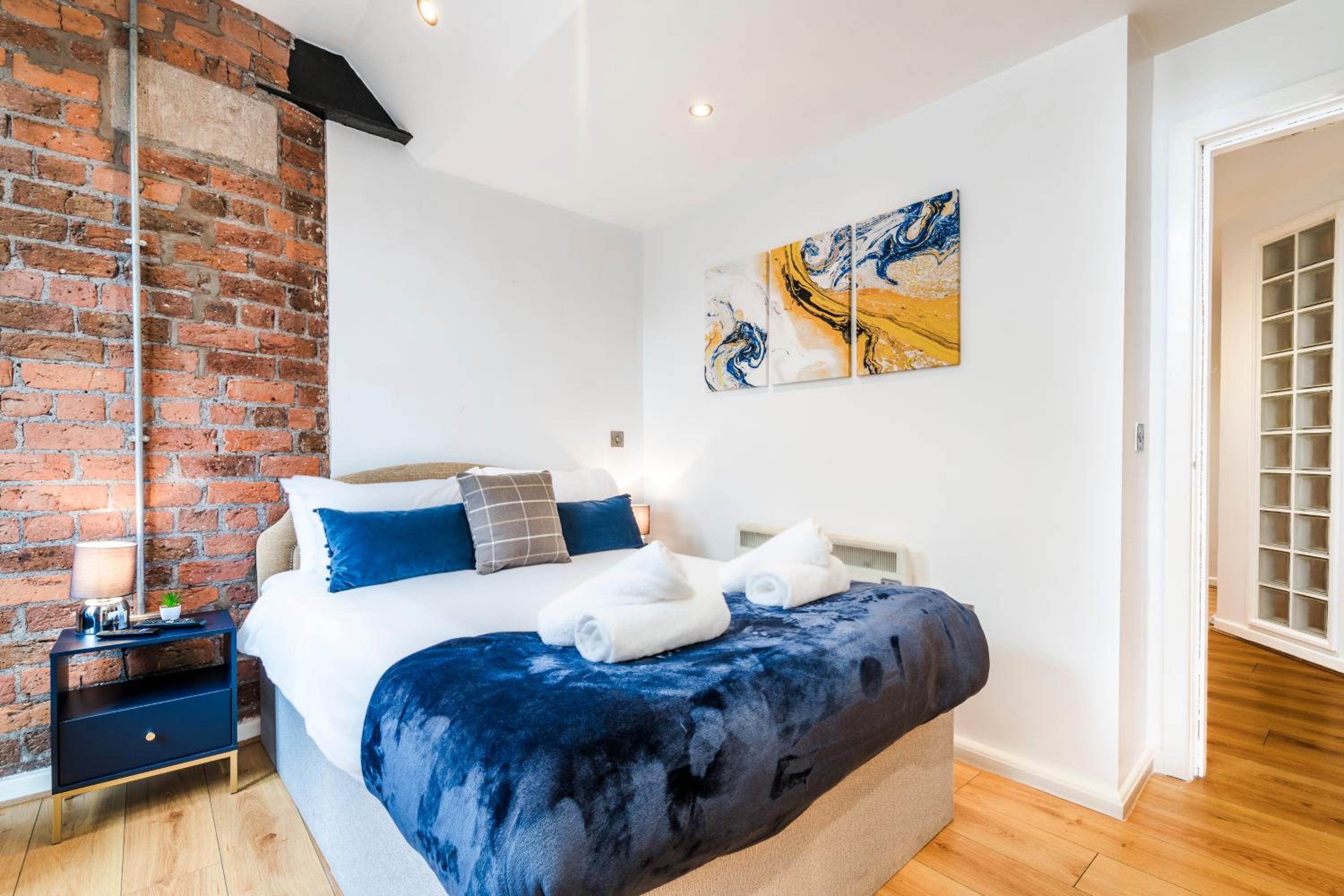 Spacious 2-Bed Apartment in Liverpool Cavern Quarter - Minutes from Bars and Live Music by Garudy Serviced Apartments