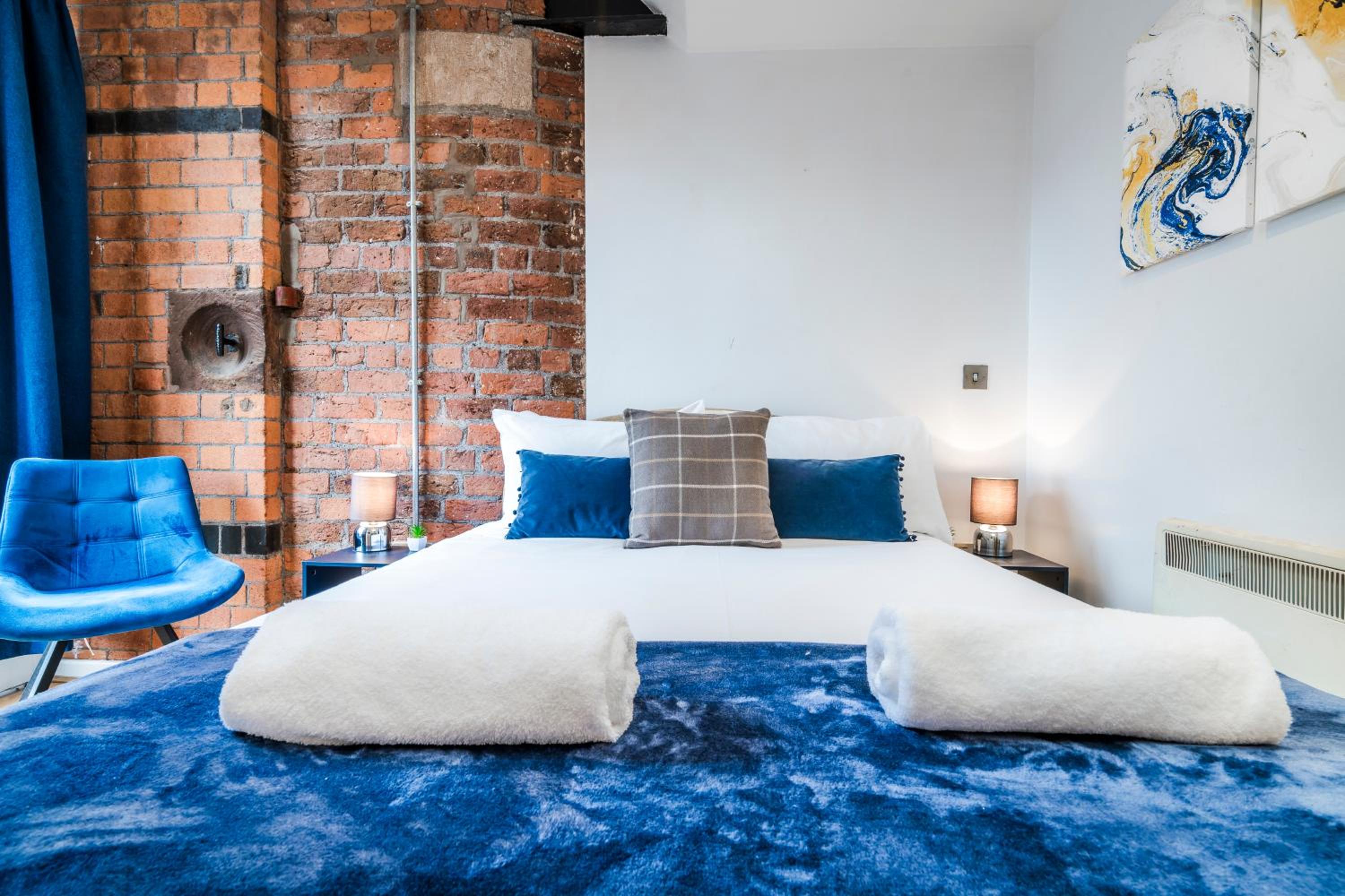 Spacious 2-Bed Apartment in Liverpool Cavern Quarter - Minutes from Bars and Live Music by Garudy Serviced Apartments