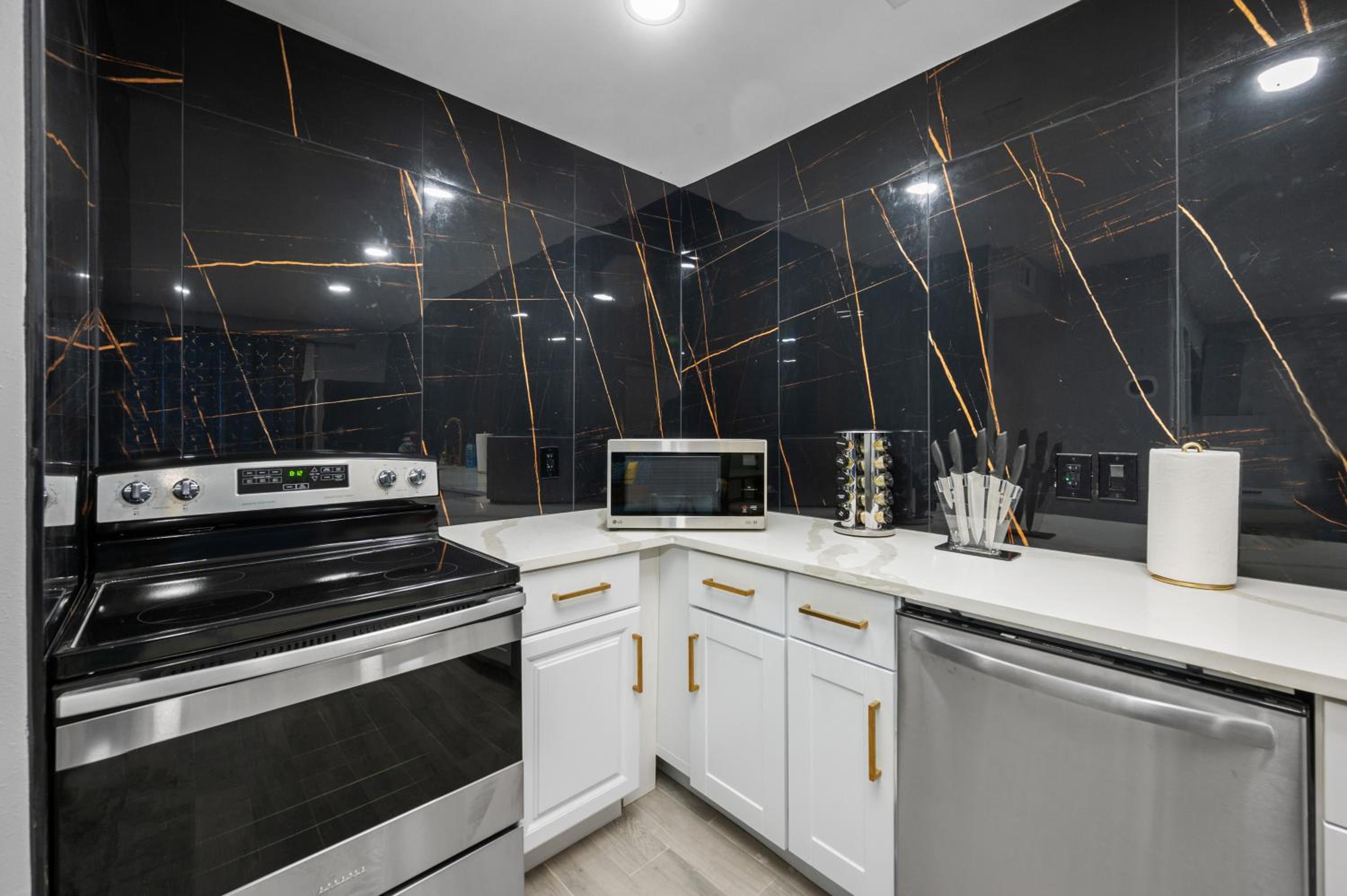 2-BR Comfort in Vibrant Heights District view 5
