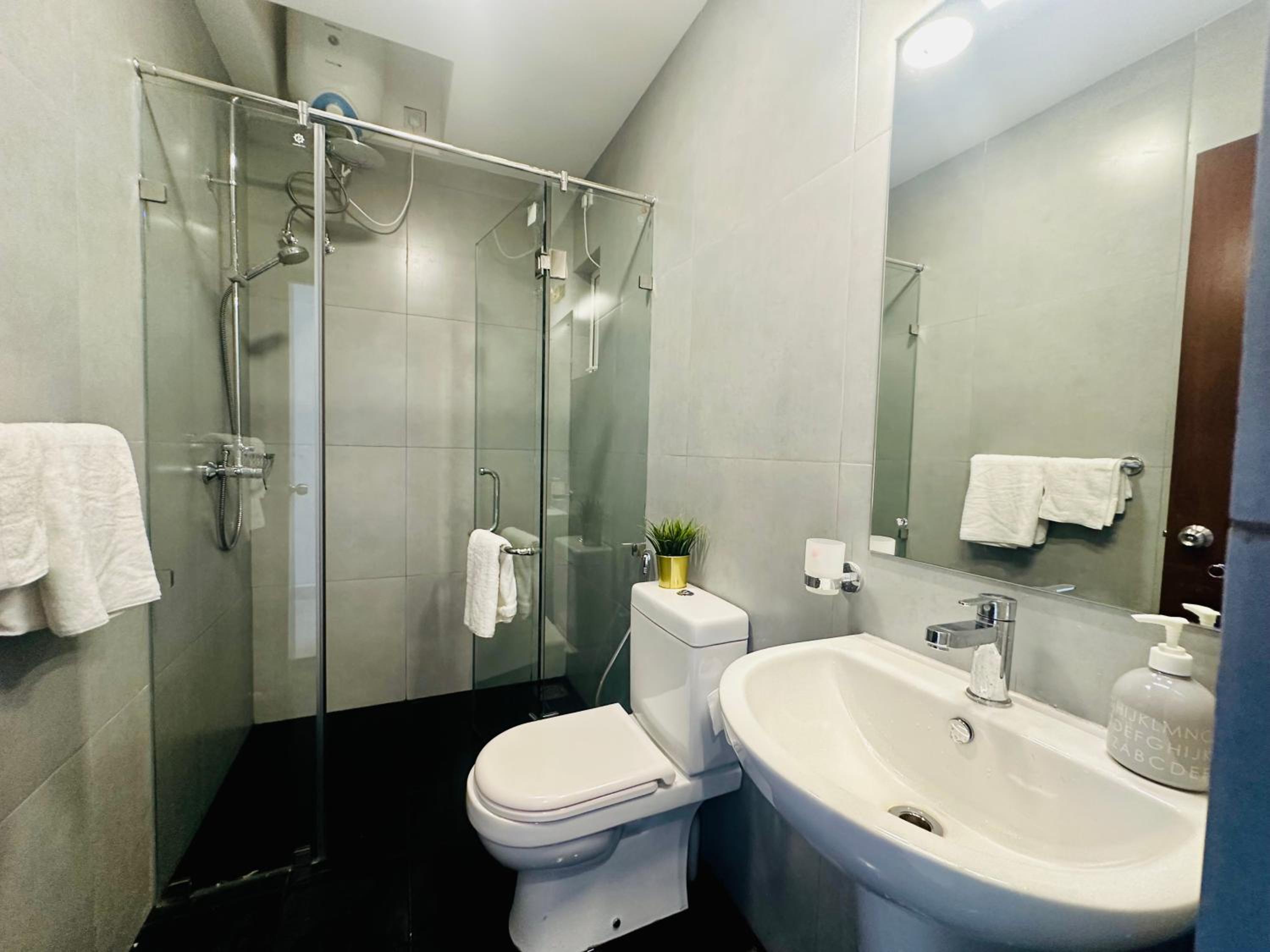 Pendennis Fern - 4-Bedroom Luxury Retreat with Rooftop Pool in Central Colombo view 4