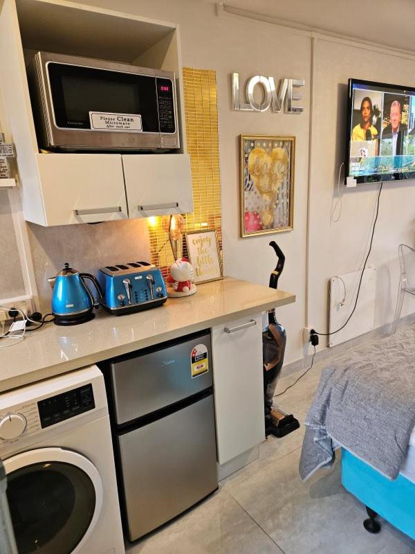 Book Now Affordable Cute Cozy studio with Carpark 23 view 4
