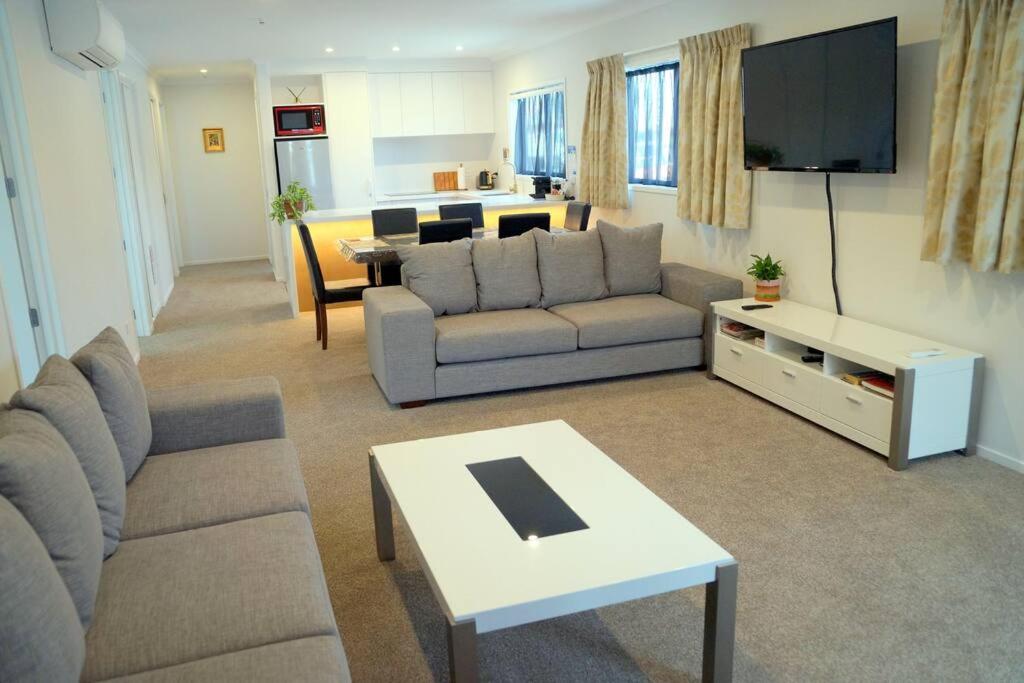 Large Group Greymouth accommodation 2 houses with 7 bedrooms 6 queens 6 single beds 5 bathrooms 5 toilets view 2