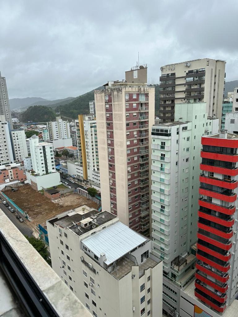 Apê BC Ótima localização 4min a pé da Praia Garagem Home Office para 4 com Ar-condicionado Portaria 24h