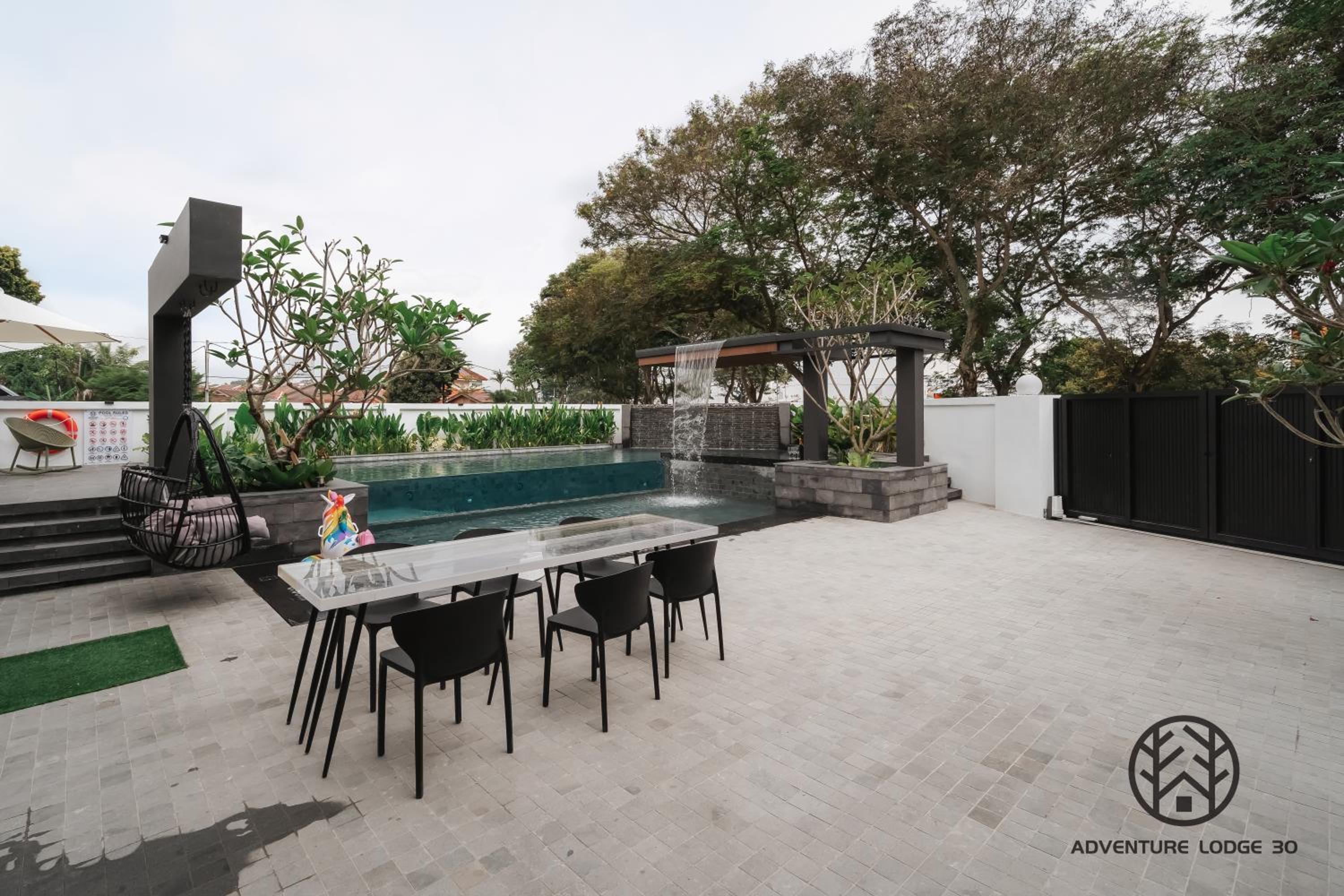 Adventure Lodge 30 - 7mins to Jonker Str #HotJacuzzi #kids #25pax #KTV#swimming pool photo 3