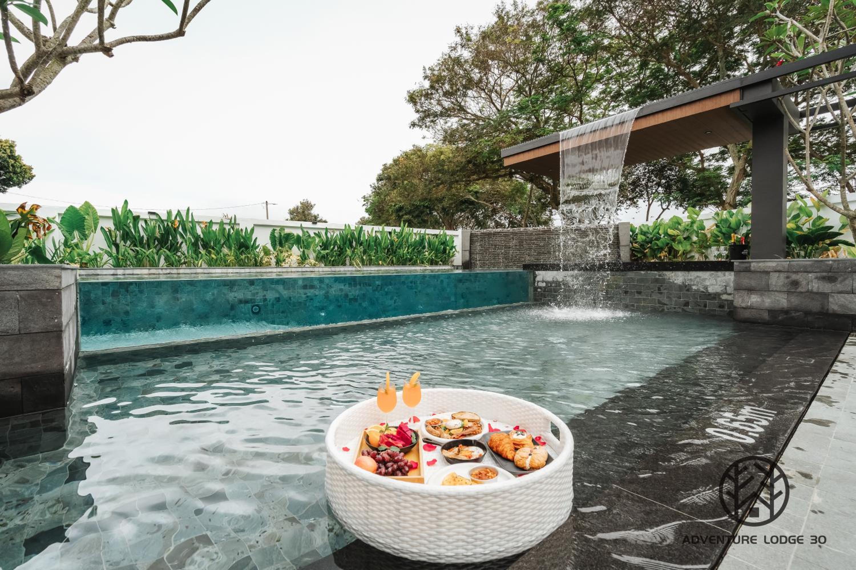 Adventure Lodge 30 - 7mins to Jonker Str #HotJacuzzi #kids #25pax #KTV#swimming pool photo 5