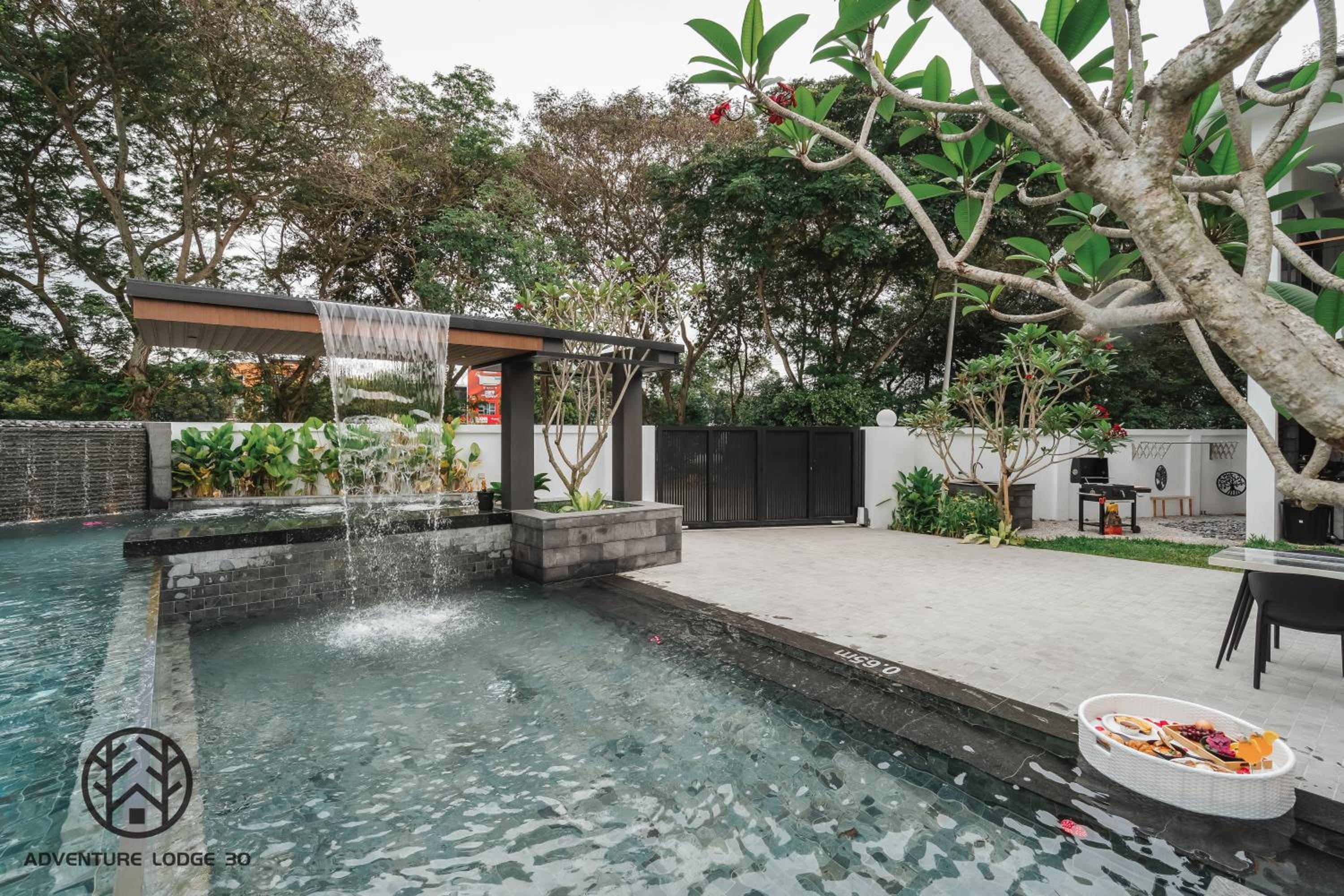 Adventure Lodge 30 - 7mins to Jonker Str #HotJacuzzi #kids #25pax #KTV#swimming pool photo 6