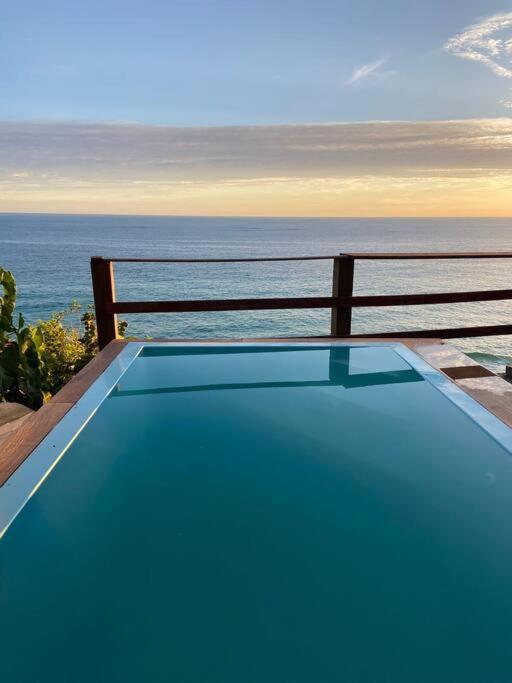 casamar com piscina e churrasqueira de frente para o mar