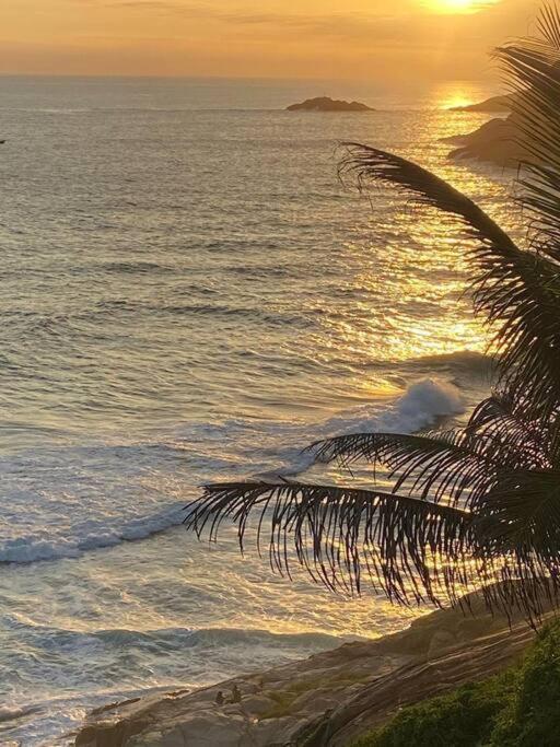 casamar com piscina e churrasqueira de frente para o mar