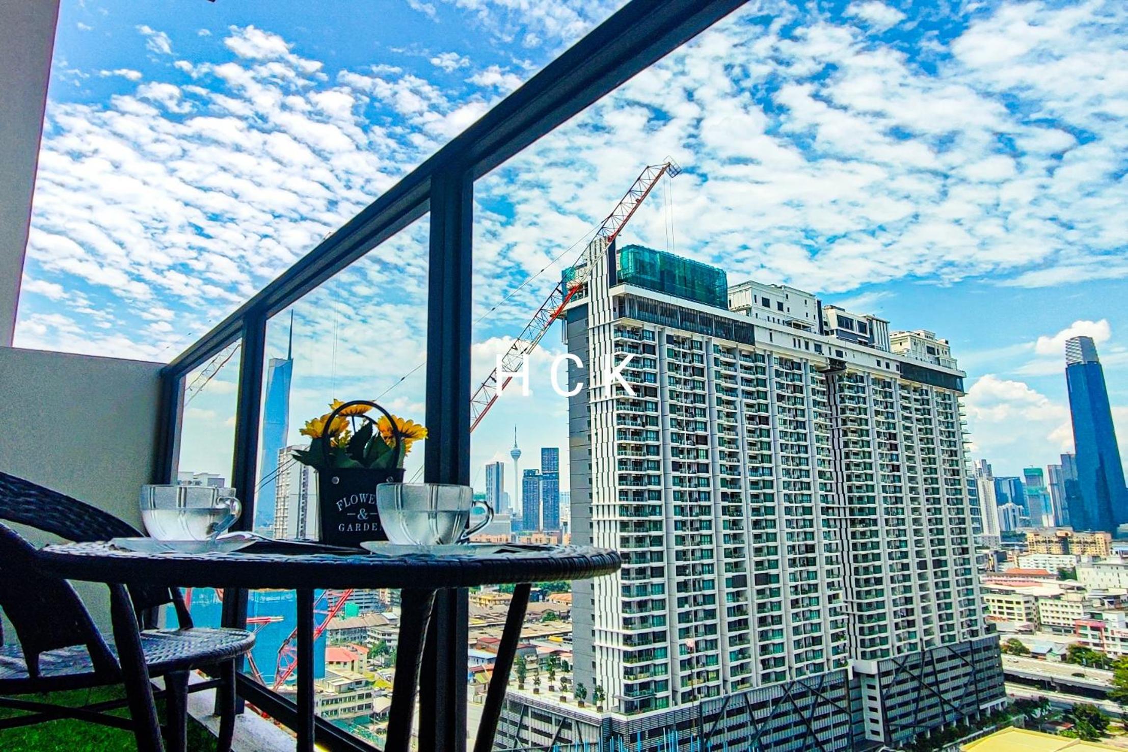 Cityview Balcony at Trion Two by HCK