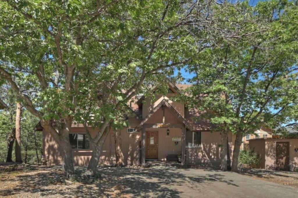Hotel The Resting Falcon, Spa, Pool Table, Air Hockey - Image 1