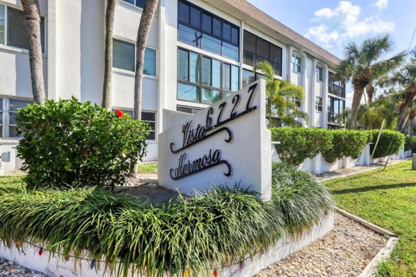 Hotel 2 bed 2 bath centrally located on Siesta Key - Image 1