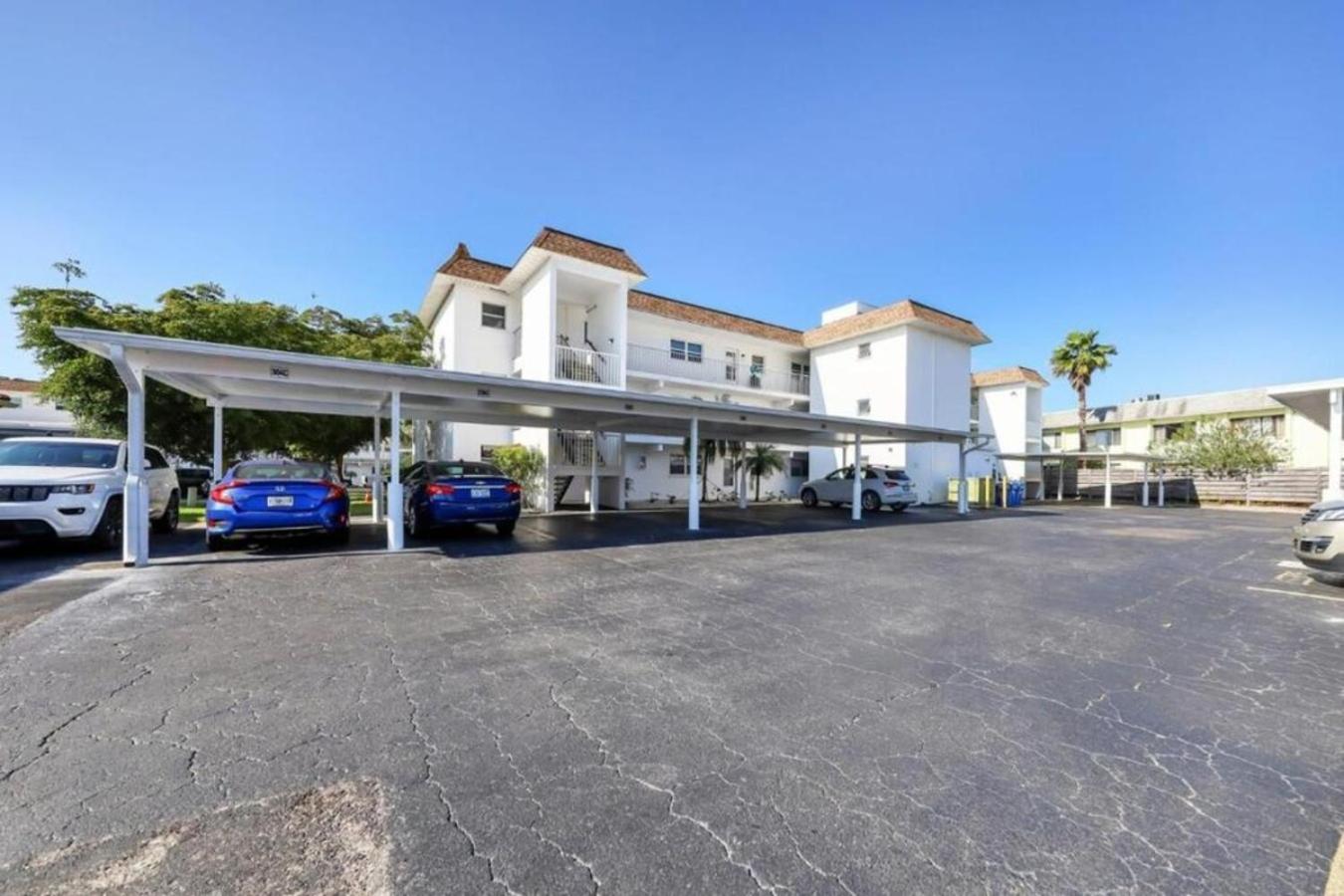 2 bed 2 bath centrally located on Siesta Key view 3