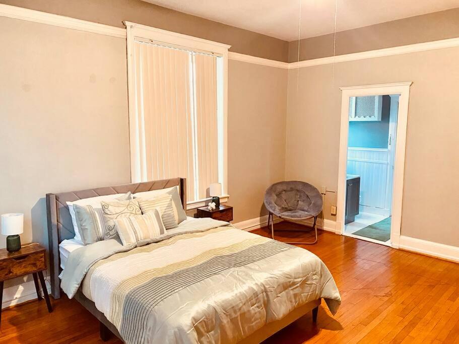 Historic Downtown 3bdr with Pool Table