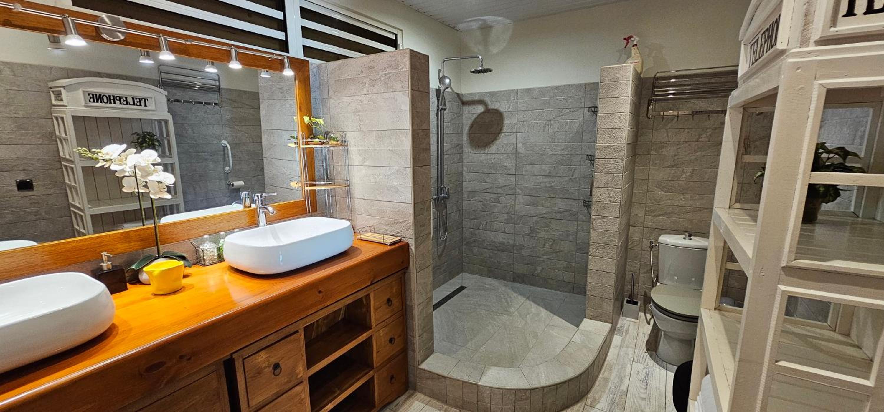 Tiare Pool Lodge