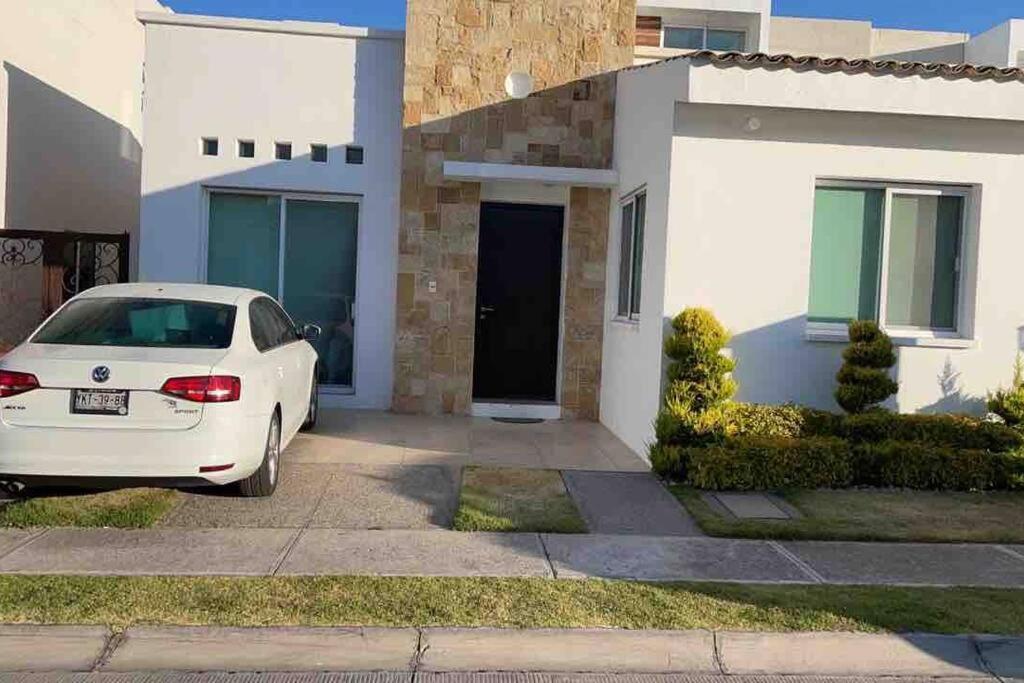 En Sonata! Casa de un piso en Lomas Totalmente equipada view 2