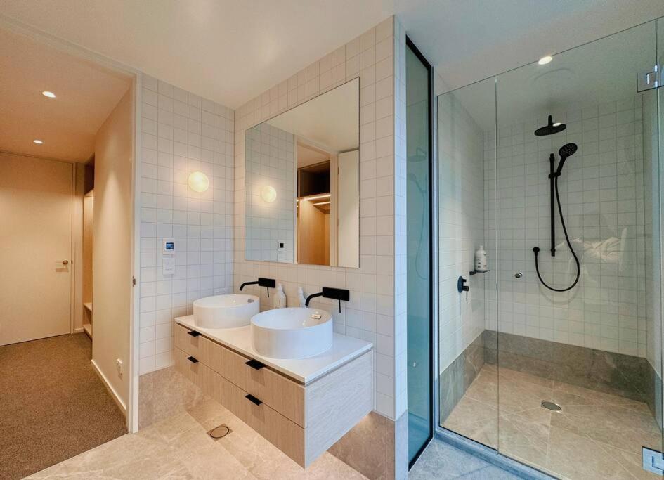 Black-Luxe Living in the heart of City view 3