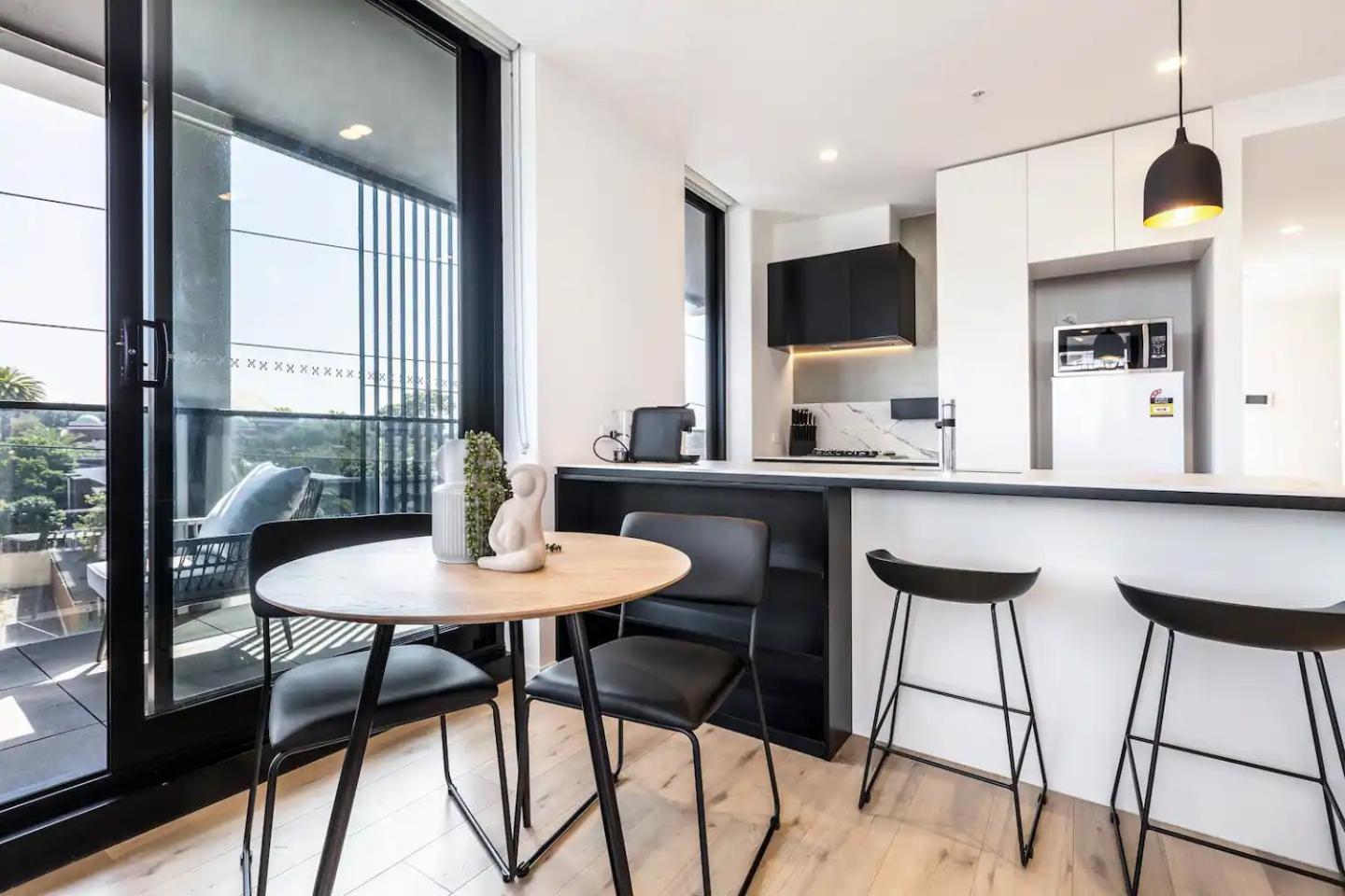Light & Bright Apt Close to Beach & Fitzroy St