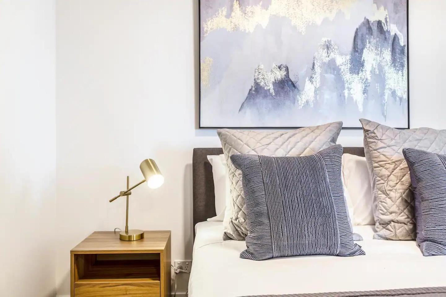 Light & Bright Apt Close to Beach & Fitzroy St