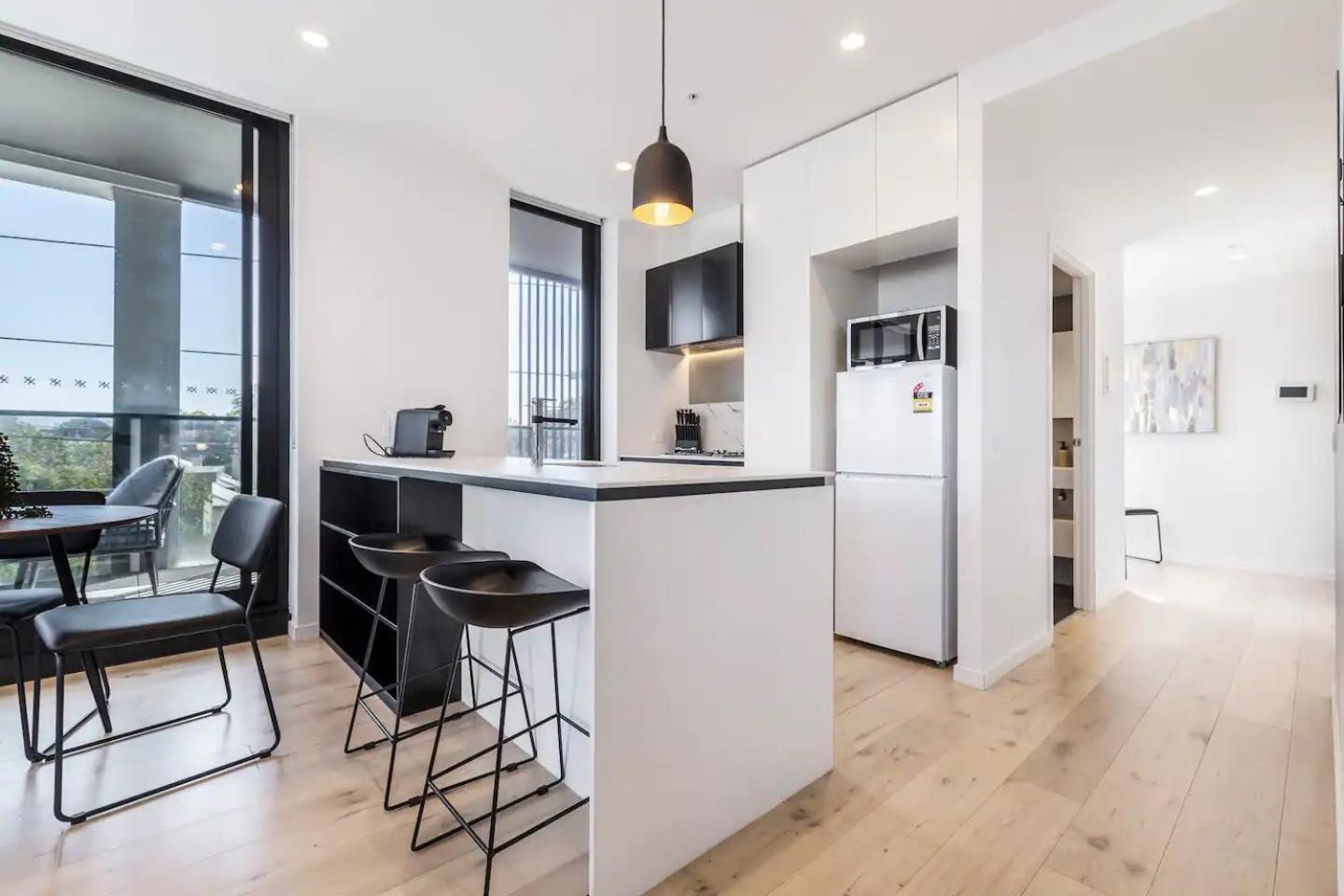 Light & Bright Apt Close to Beach & Fitzroy St