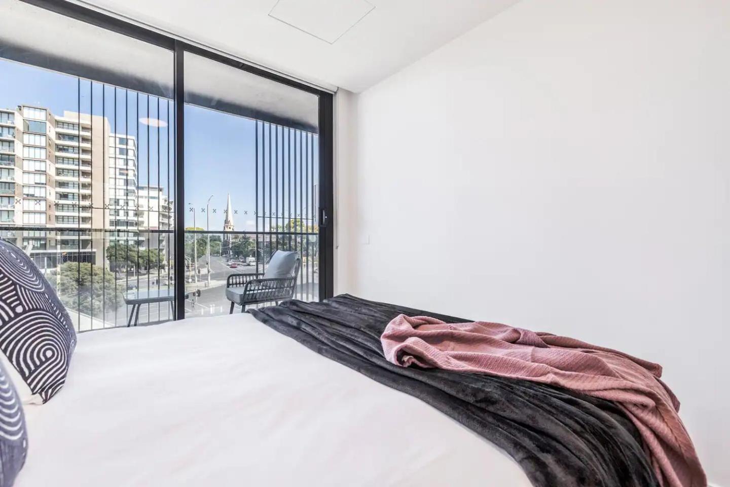 Light & Bright Apt Close to Beach & Fitzroy St