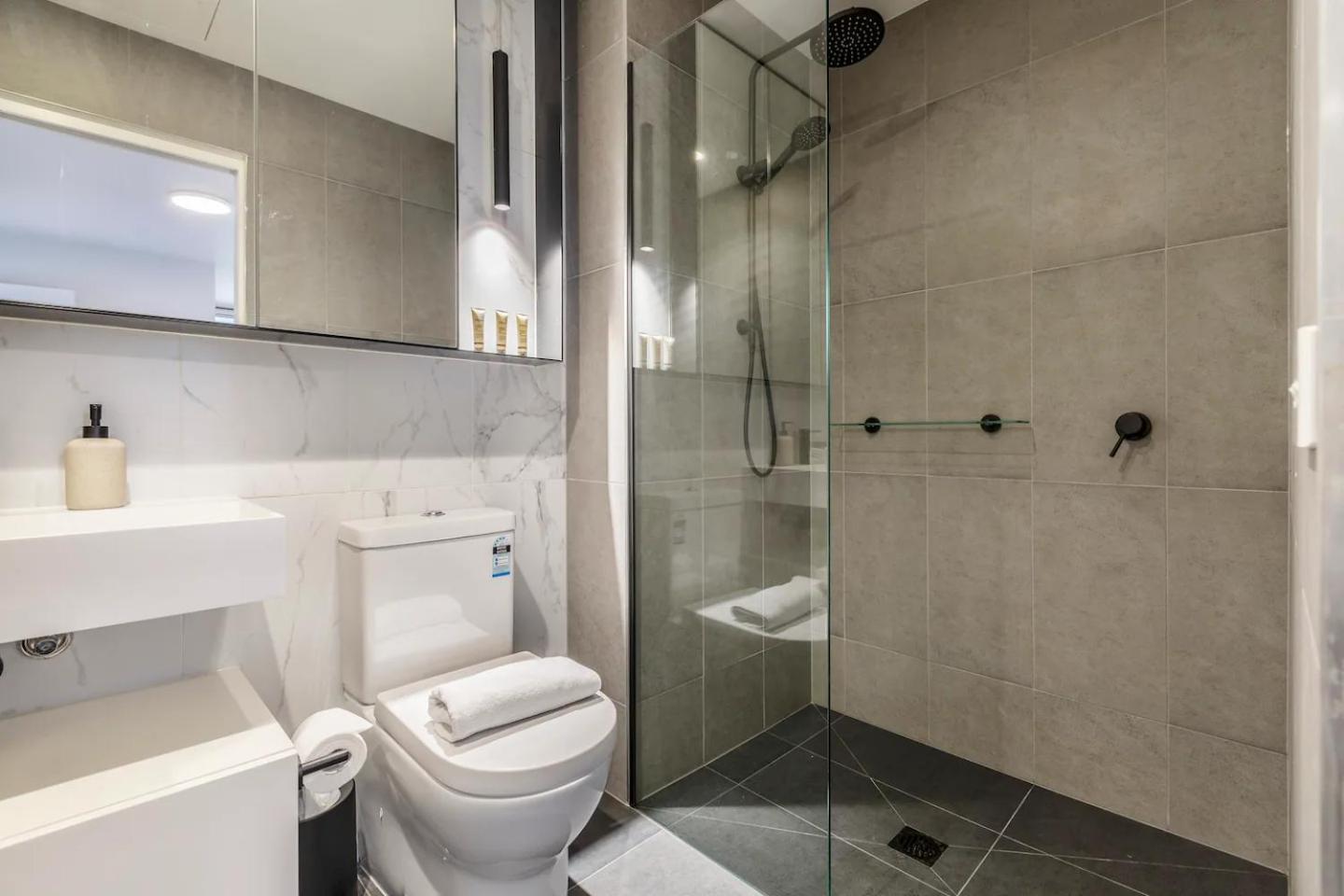 Light & Bright Apt Close to Beach & Fitzroy St