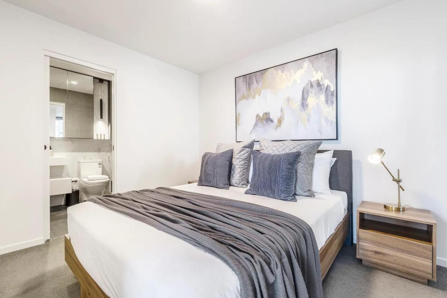 Light & Bright Apt Close to Beach & Fitzroy St