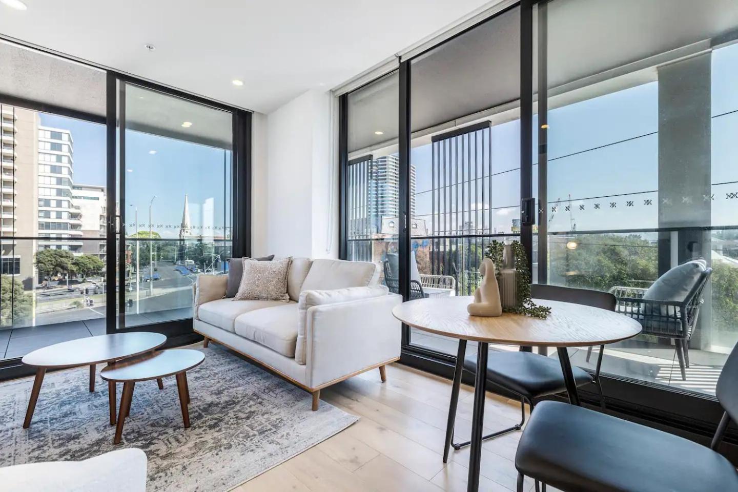 Light & Bright Apt Close to Beach & Fitzroy St