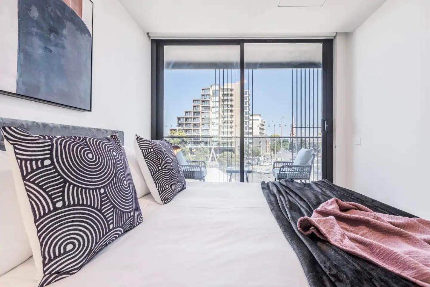 Light & Bright Apt Close to Beach & Fitzroy St