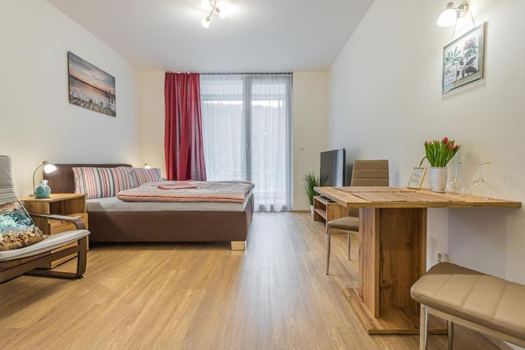 Flat with Bathtub & Balcony, only 12min Centrum, 200Mb WIFI