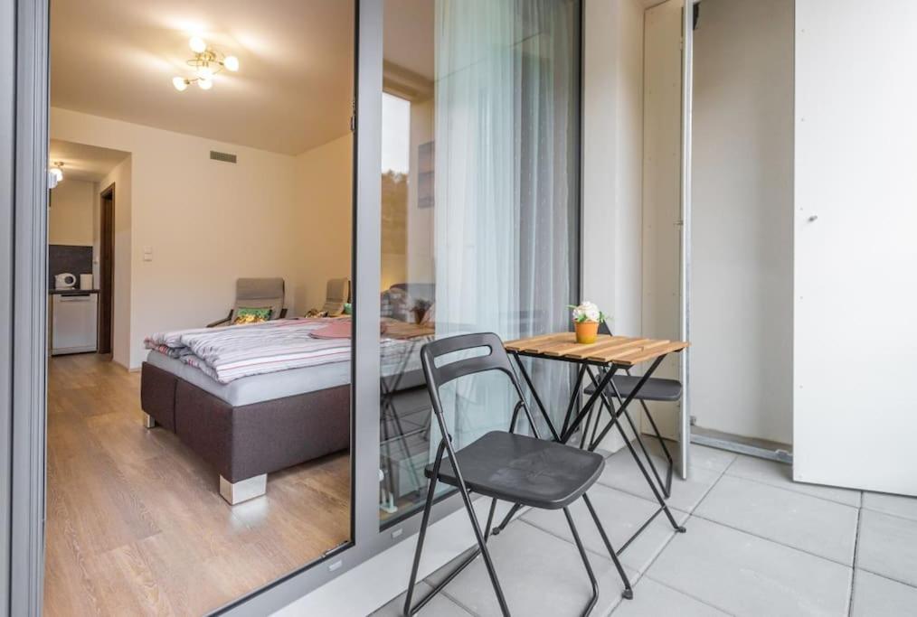 Flat with Bathtub & Balcony, only 12min Centrum, 200Mb WIFI